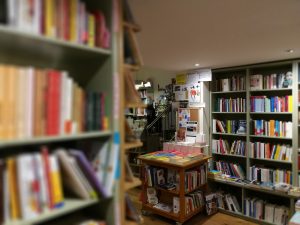 libreria hellisbook, interno con libri