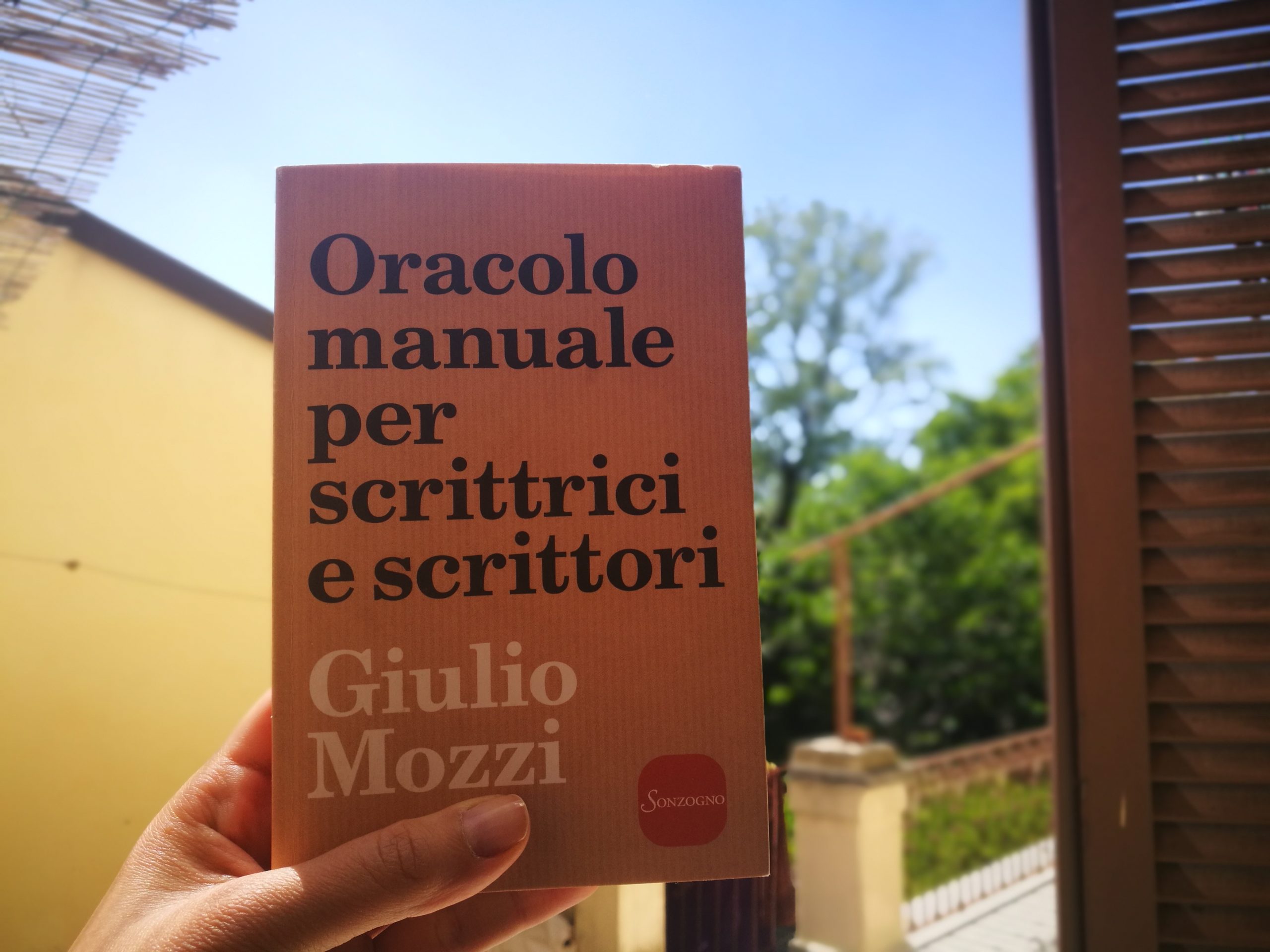 Il libro di Giulio Mozzi, Oracolo manuale per scrittrici e scrittori, edito da sonzogno